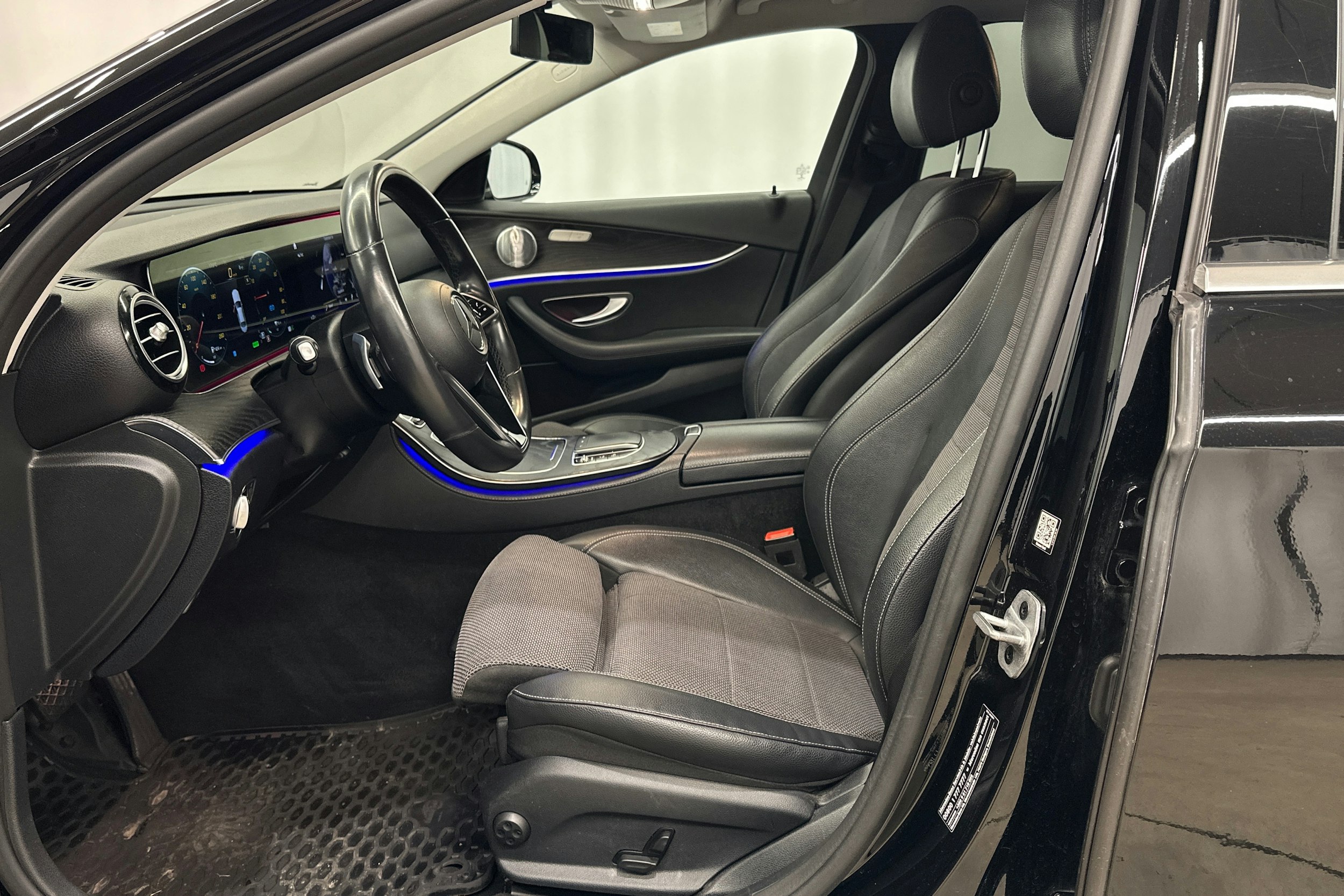 musta Mercedes-Benz E 2021 kuva 14.