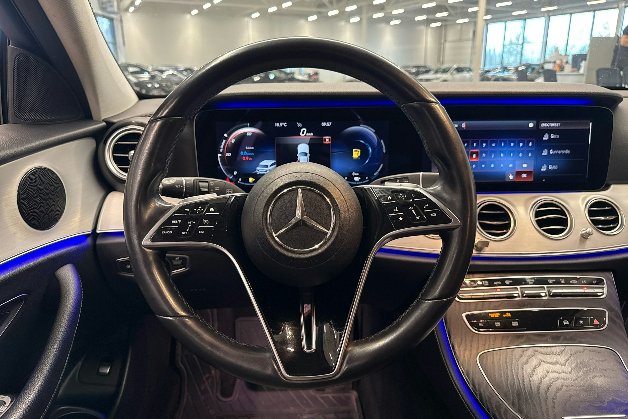 musta Mercedes-Benz E 2021 kuva 8.