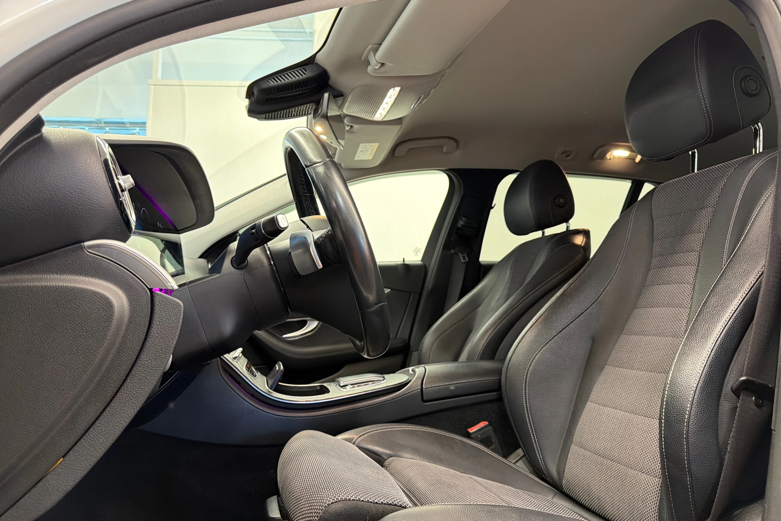 Valkoinen Mercedes-Benz E 2021 kuva 13.