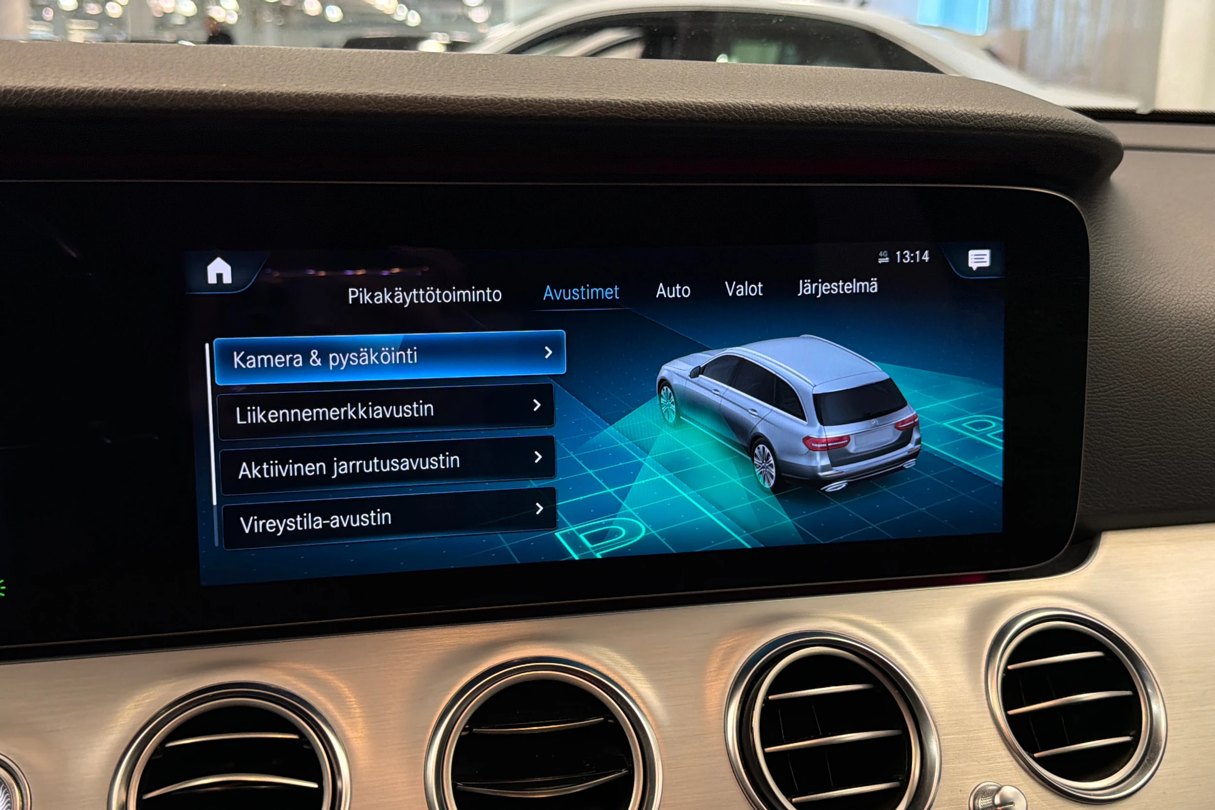Valkoinen Mercedes-Benz E 2021 kuva 27.
