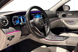 musta Mercedes-Benz E 2021 kuva 6.