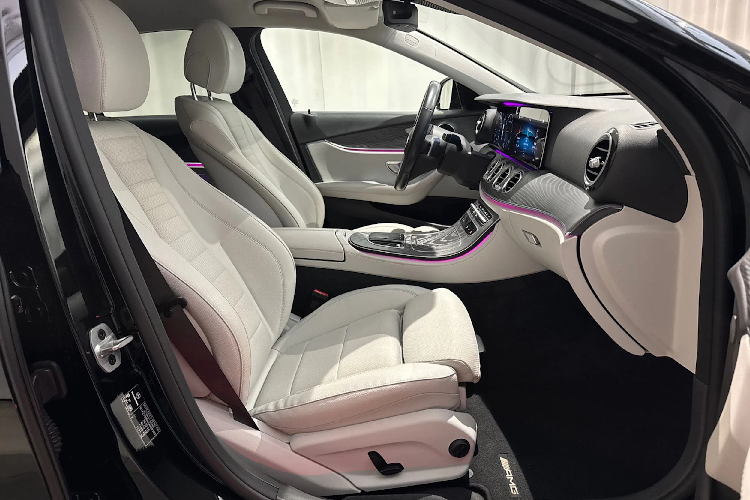 musta Mercedes-Benz E 2021 kuva 13.