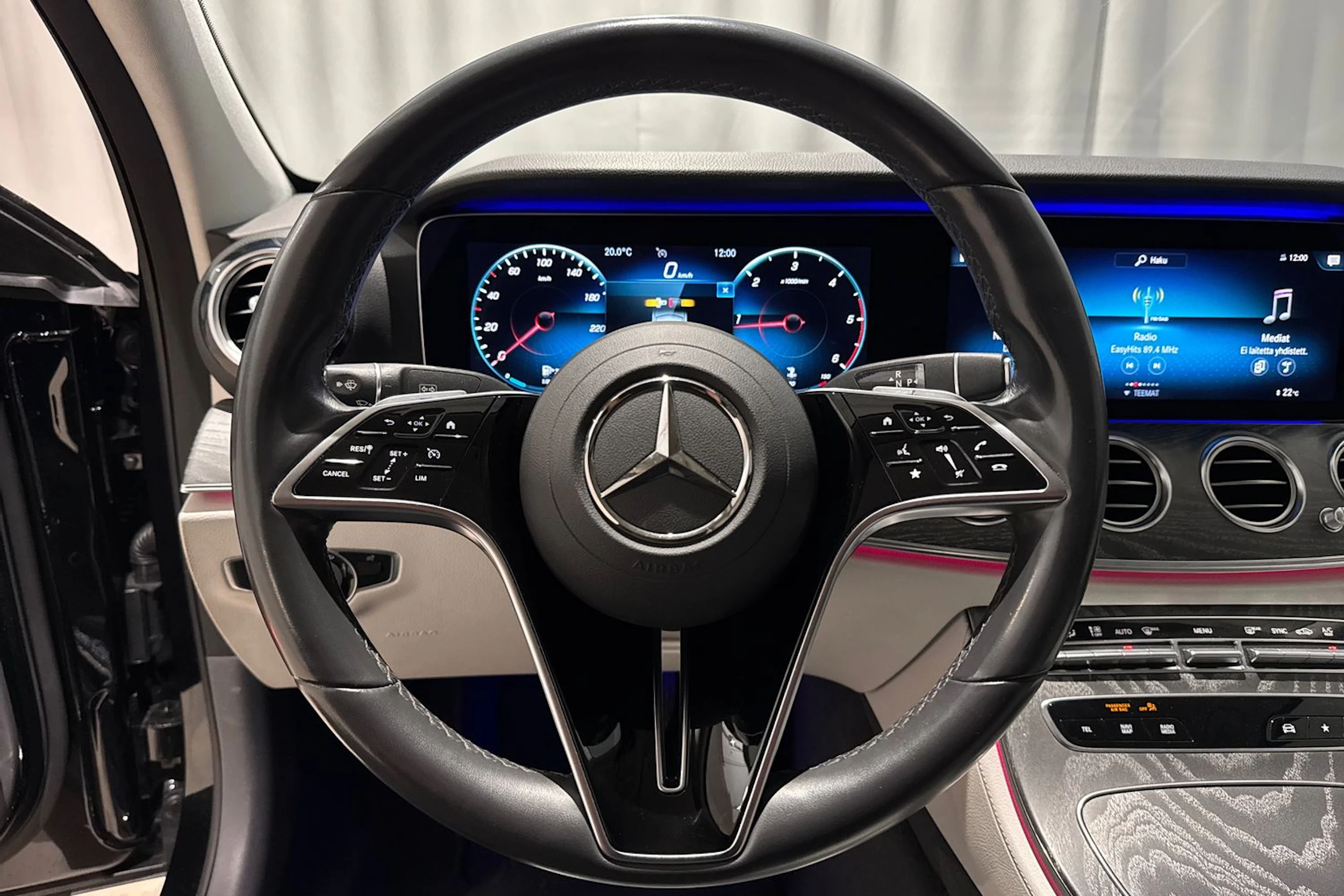 musta Mercedes-Benz E 2021 kuva 14.