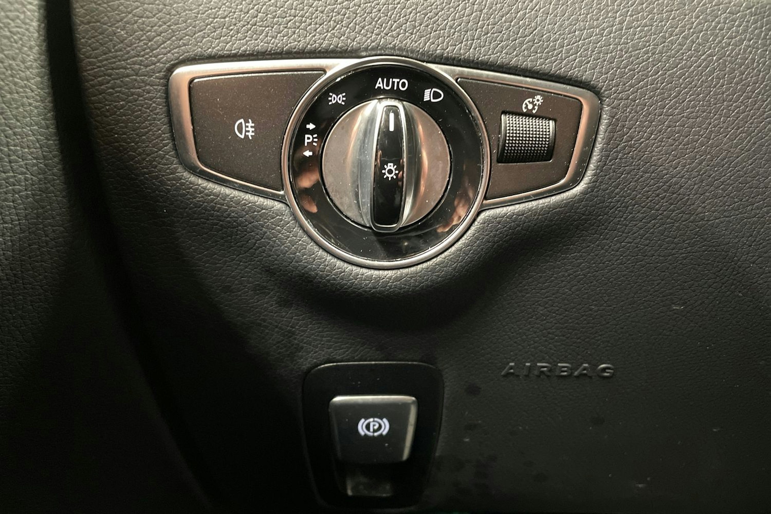 musta Mercedes-Benz E 2021 kuva 25.