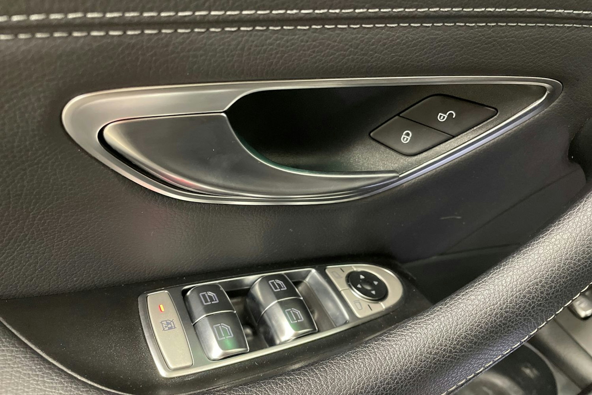 musta Mercedes-Benz E 2021 kuva 29.