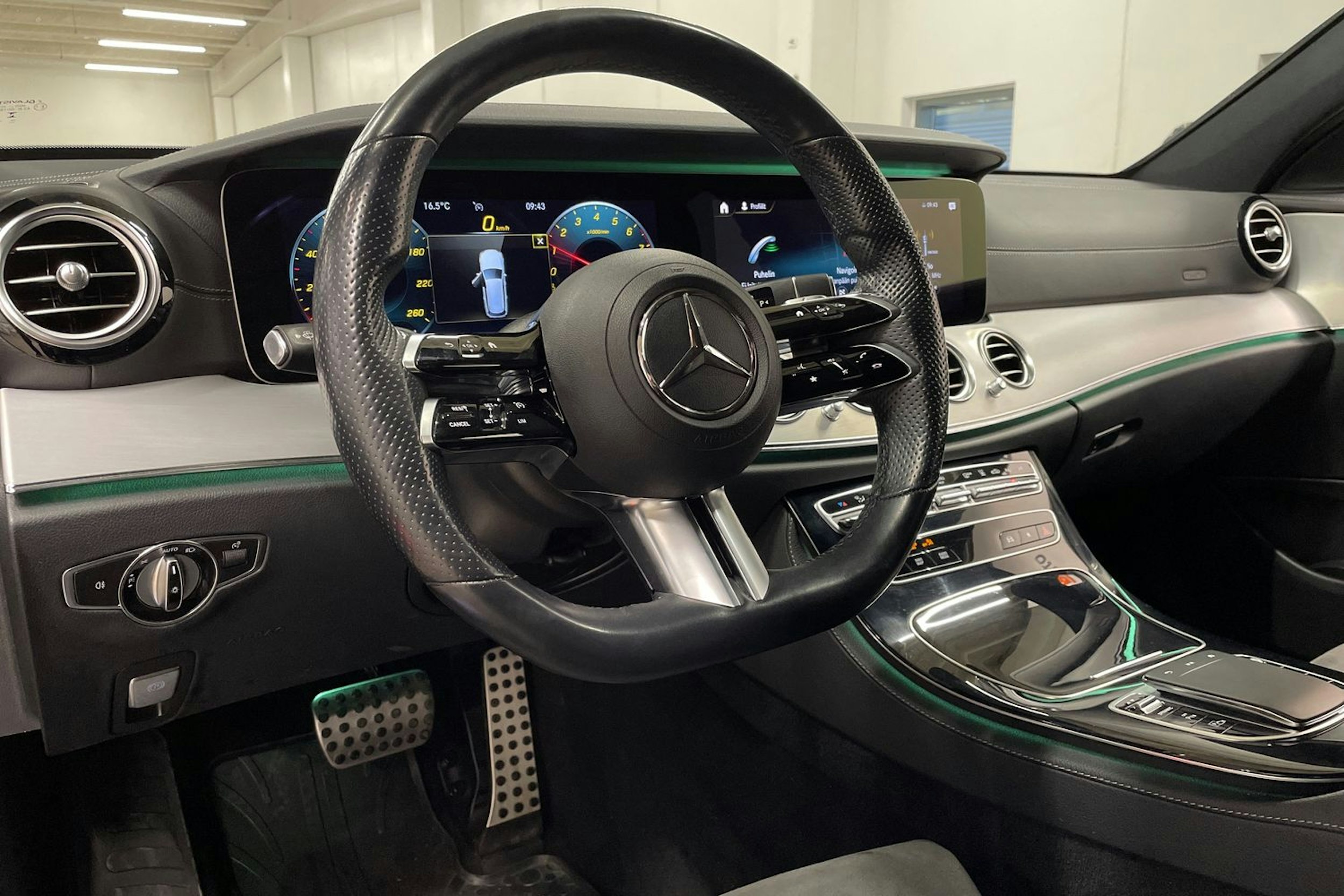 musta Mercedes-Benz E 2021 kuva 35.