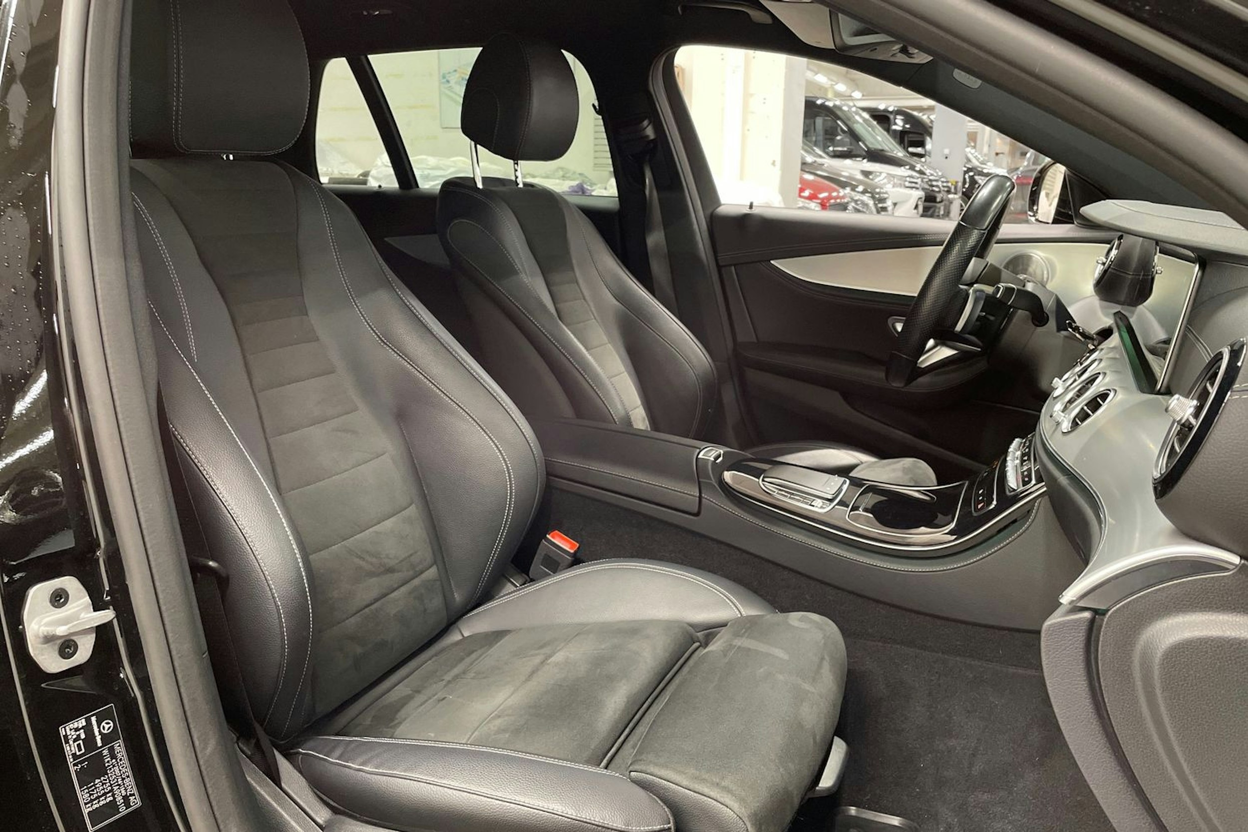 musta Mercedes-Benz E 2021 kuva 36.