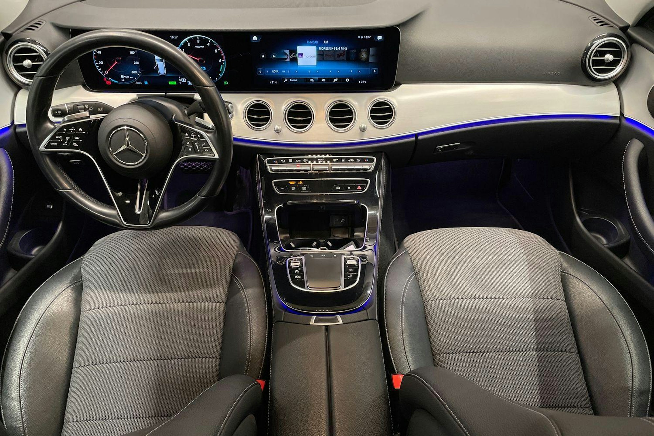 valkoinen Mercedes-Benz E 2021 kuva 9.