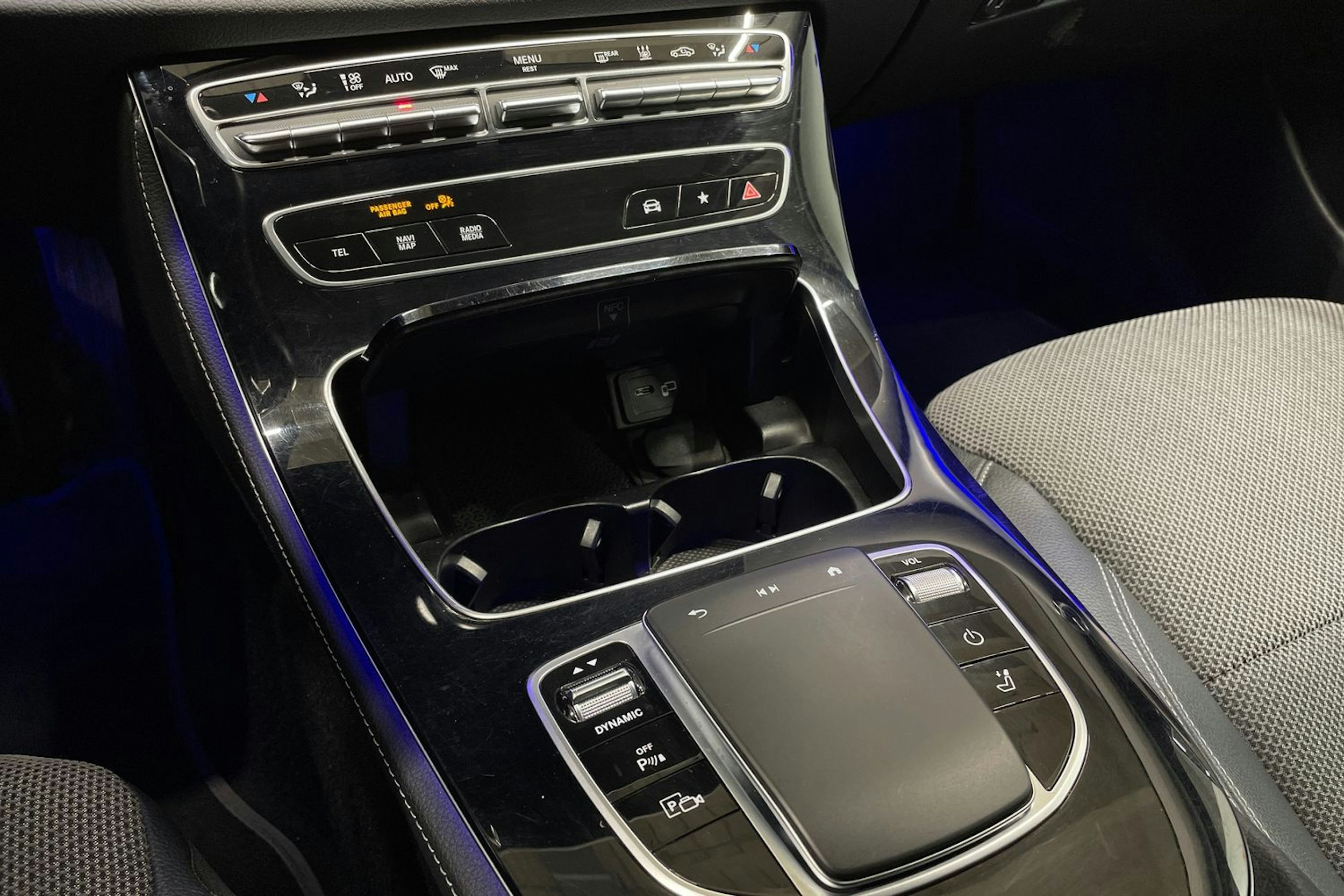 valkoinen Mercedes-Benz E 2021 kuva 24.