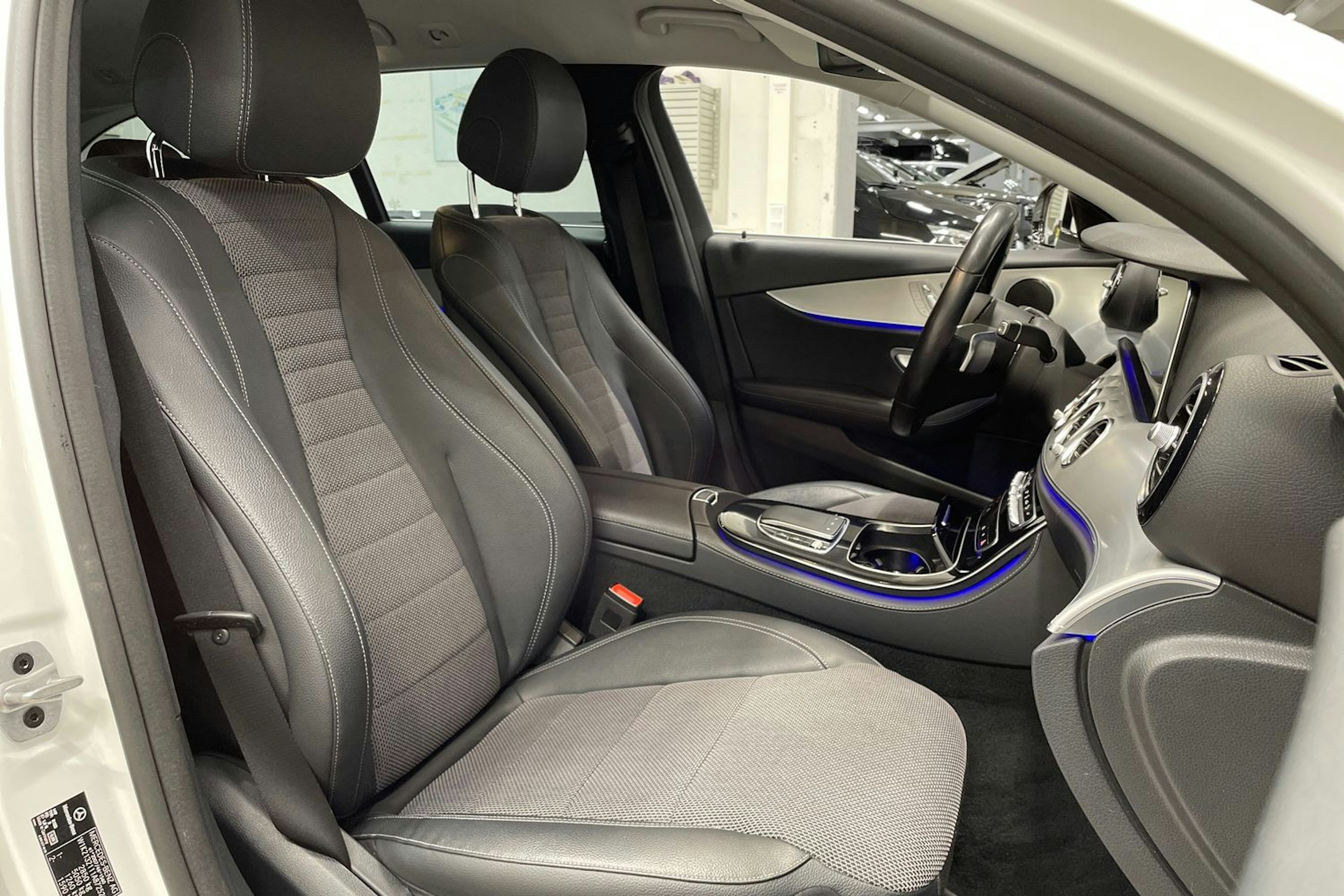 valkoinen Mercedes-Benz E 2021 kuva 31.