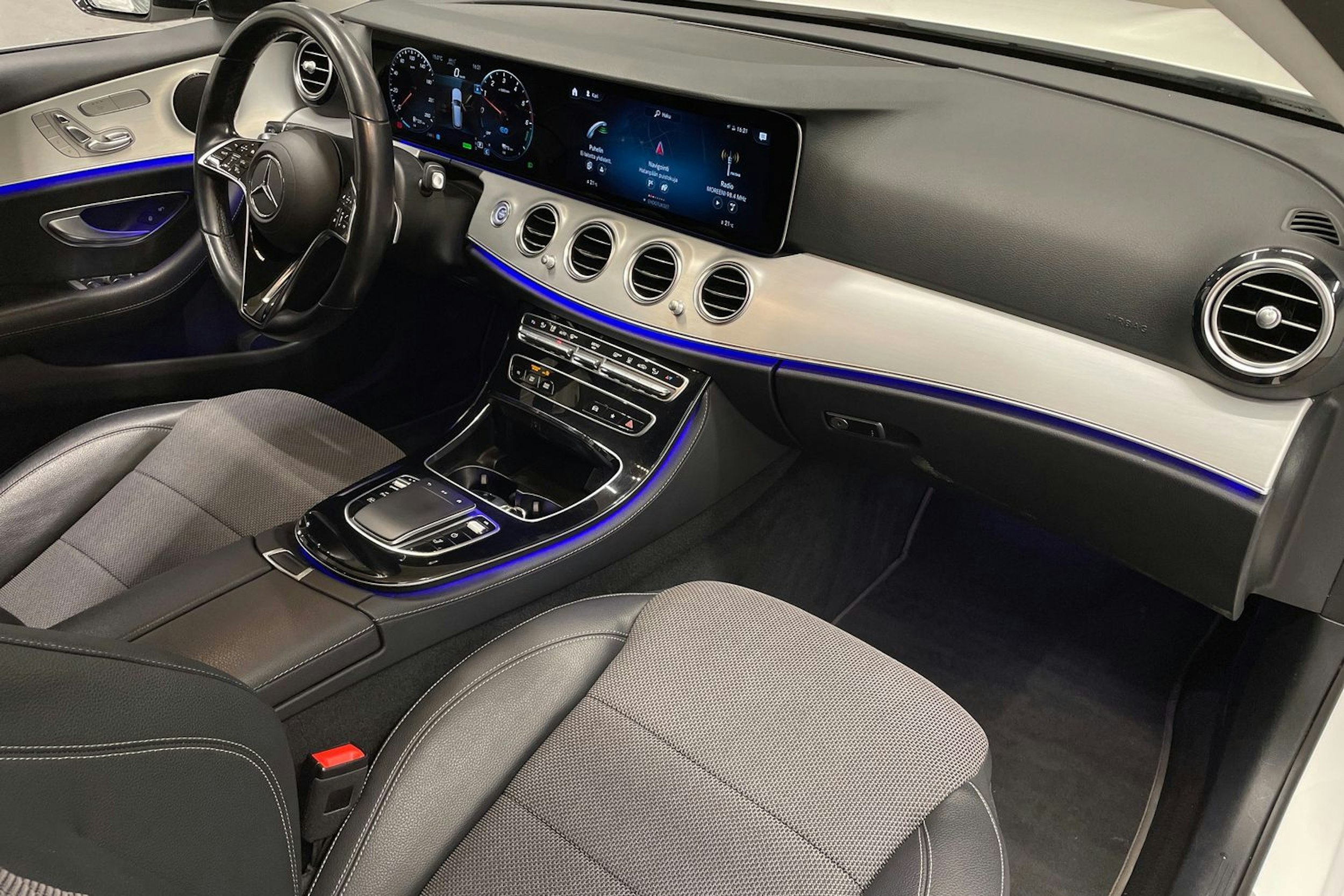 valkoinen Mercedes-Benz E 2021 kuva 32.