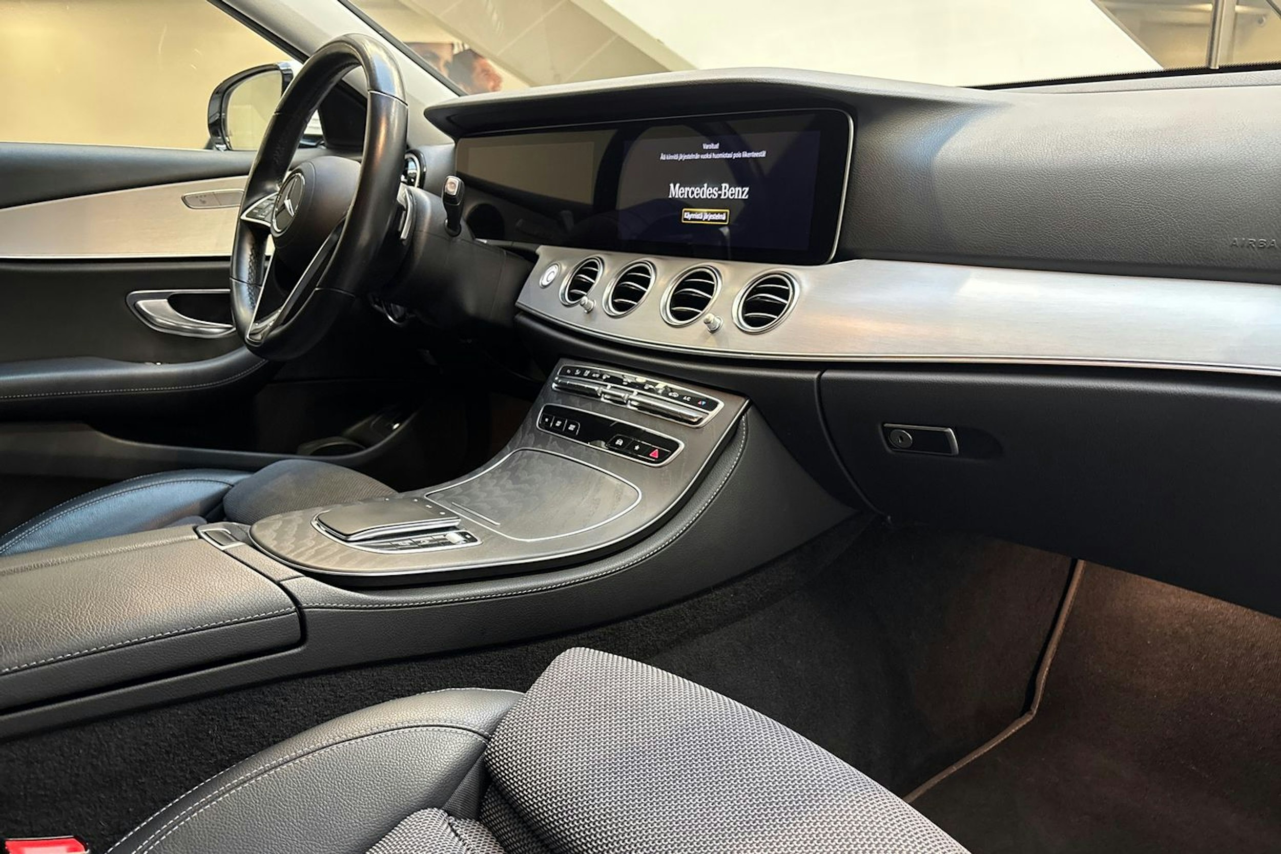 valkoinen Mercedes-Benz E 2021 kuva 20.