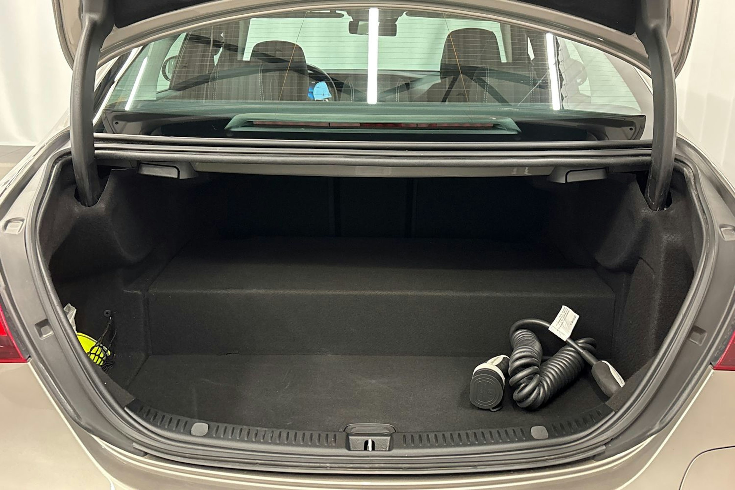 hopea Mercedes-Benz E 2021 kuva 16.