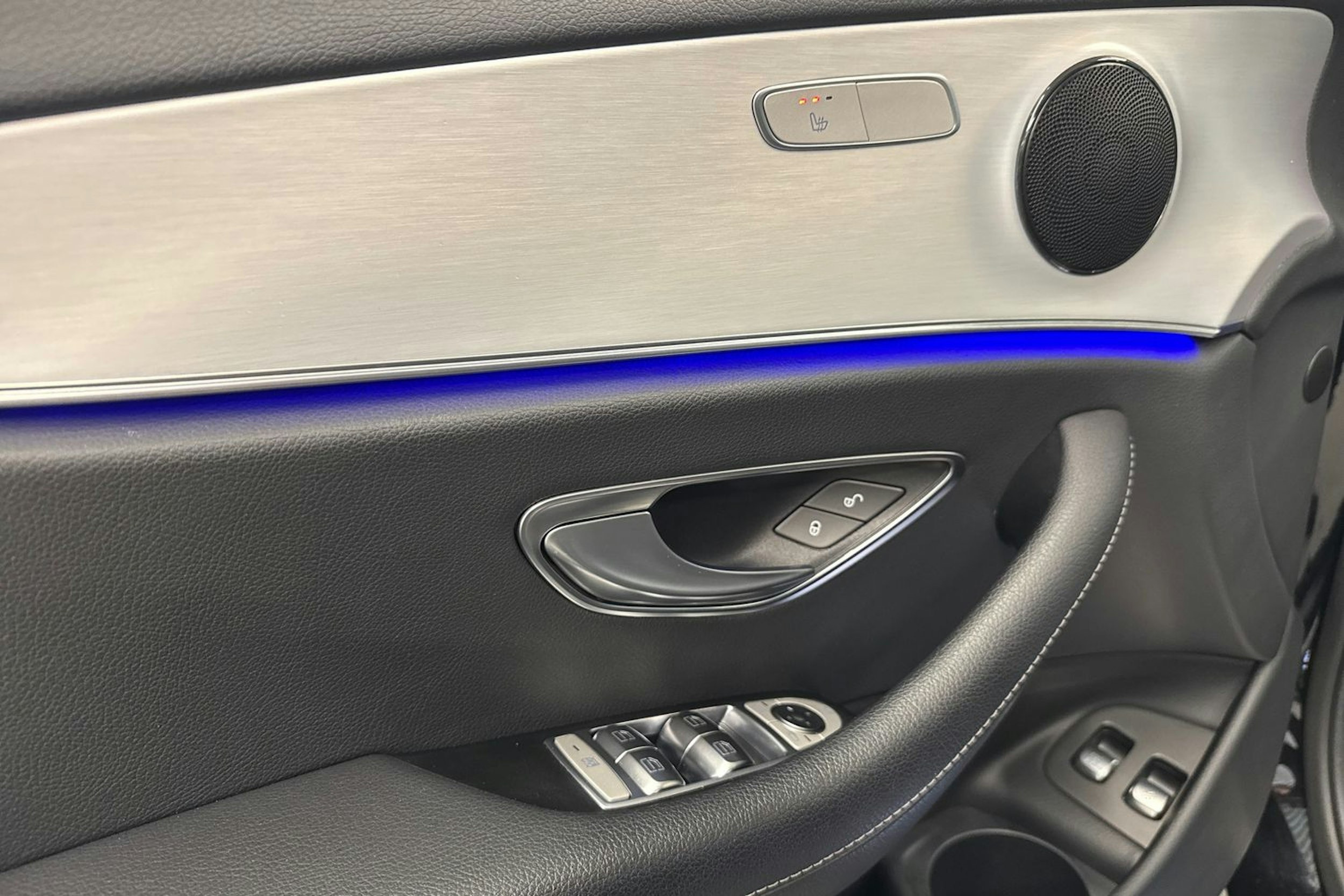 musta Mercedes-Benz E 2021 kuva 15.