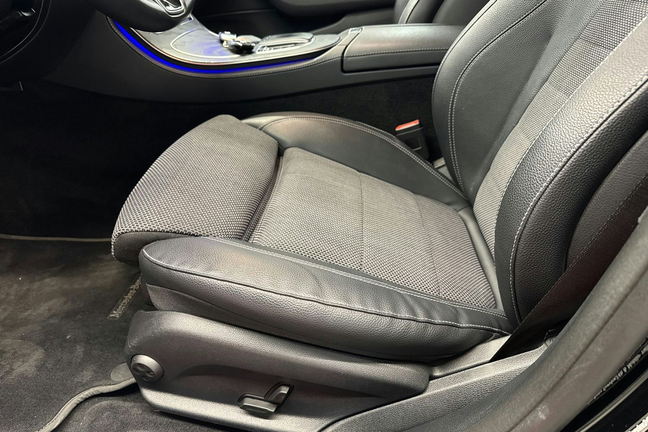 musta Mercedes-Benz E 2021 kuva 25.