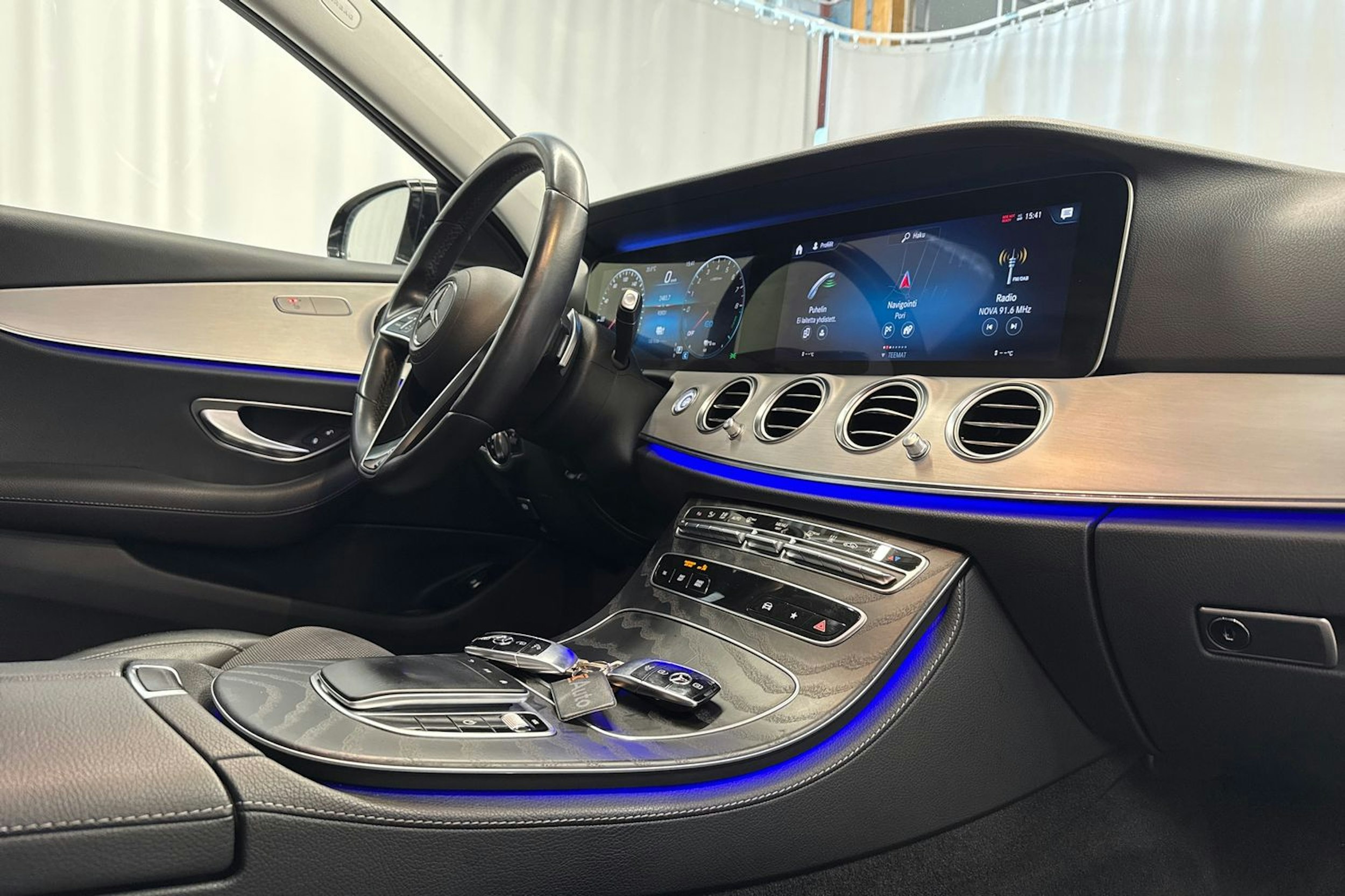 musta Mercedes-Benz E 2021 kuva 26.