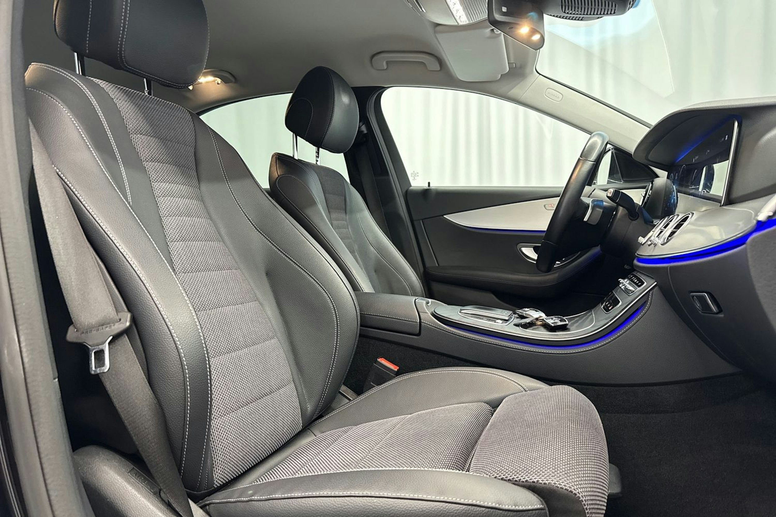 musta Mercedes-Benz E 2021 kuva 27.