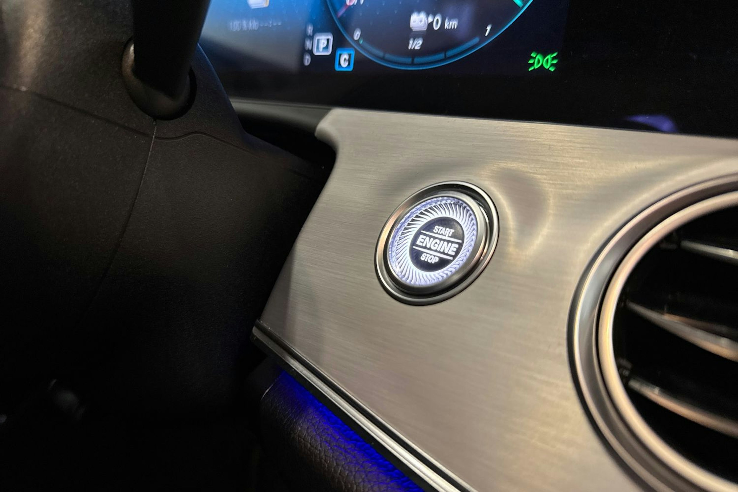musta Mercedes-Benz E 2021 kuva 28.