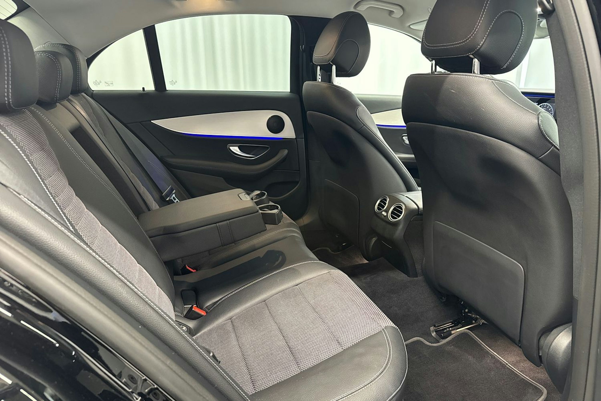 musta Mercedes-Benz E 2021 kuva 29.