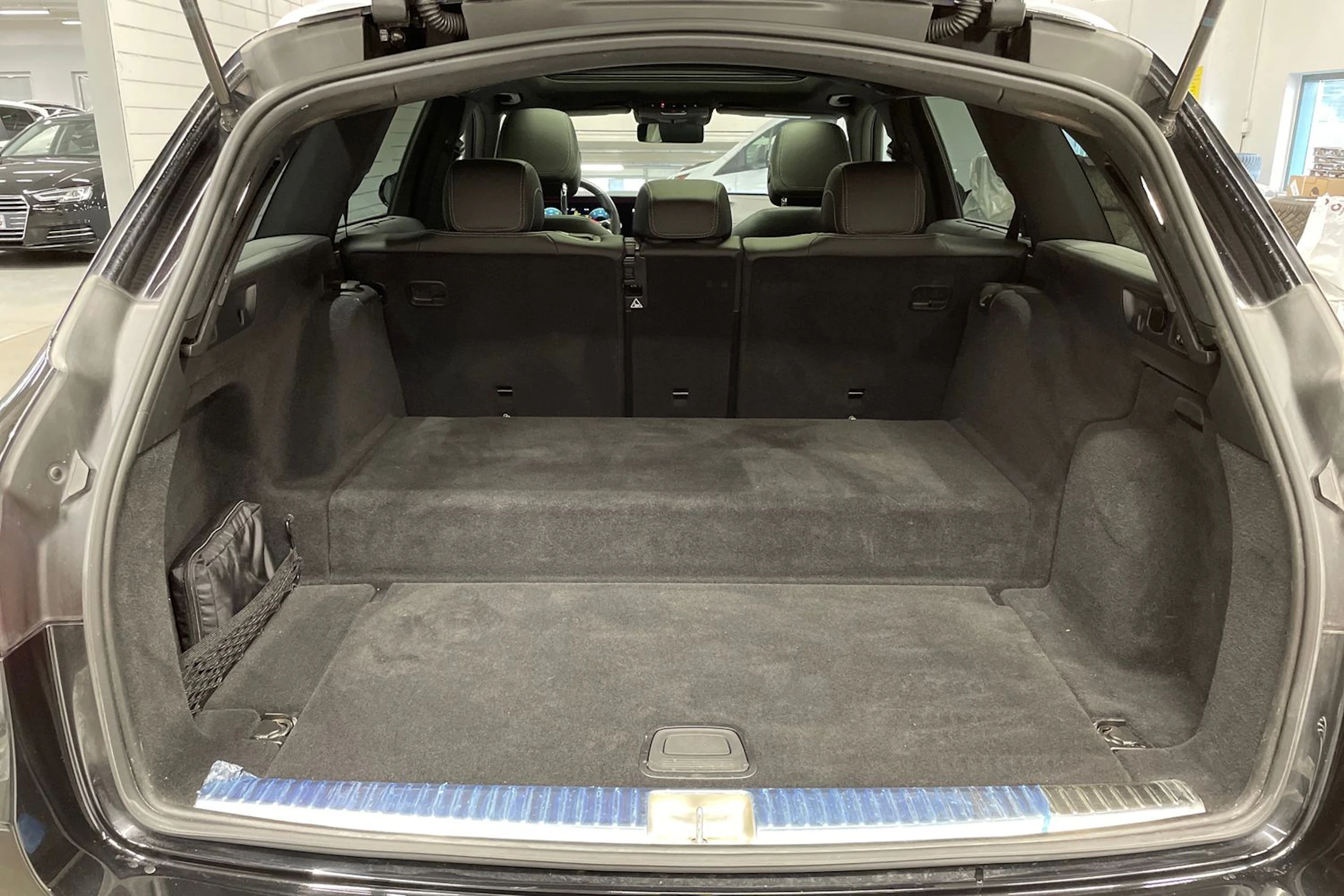 musta Mercedes-Benz E 2021 kuva 12.
