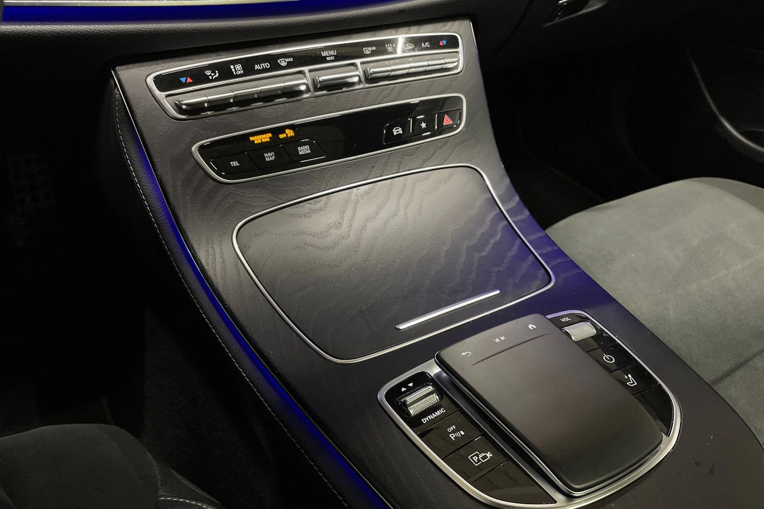 musta Mercedes-Benz E 2021 kuva 22.