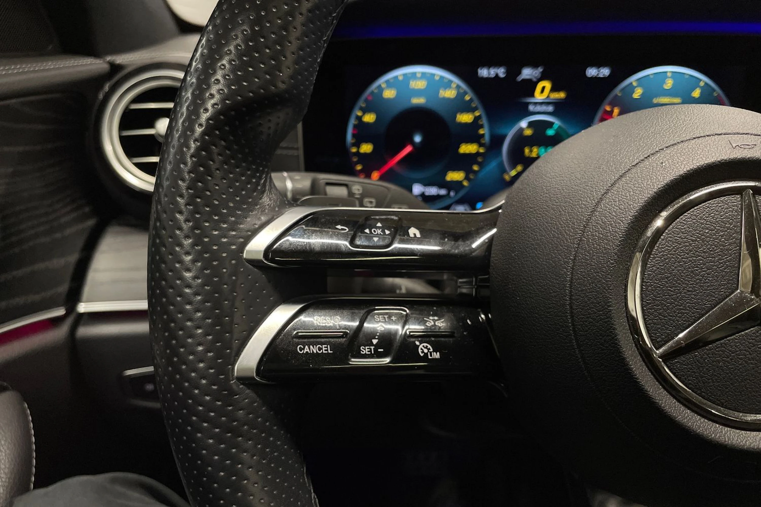 musta Mercedes-Benz E 2021 kuva 24.