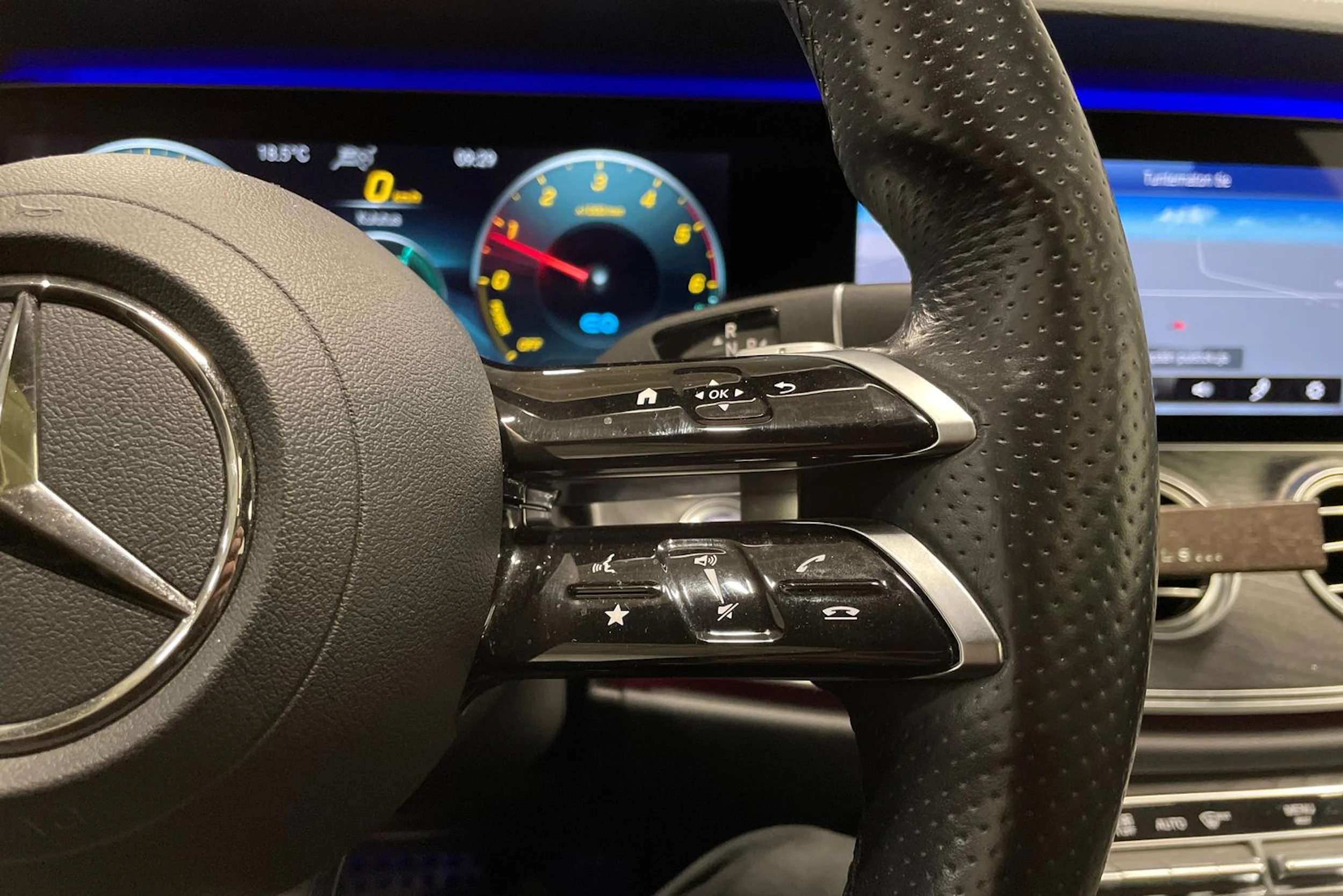 musta Mercedes-Benz E 2021 kuva 25.