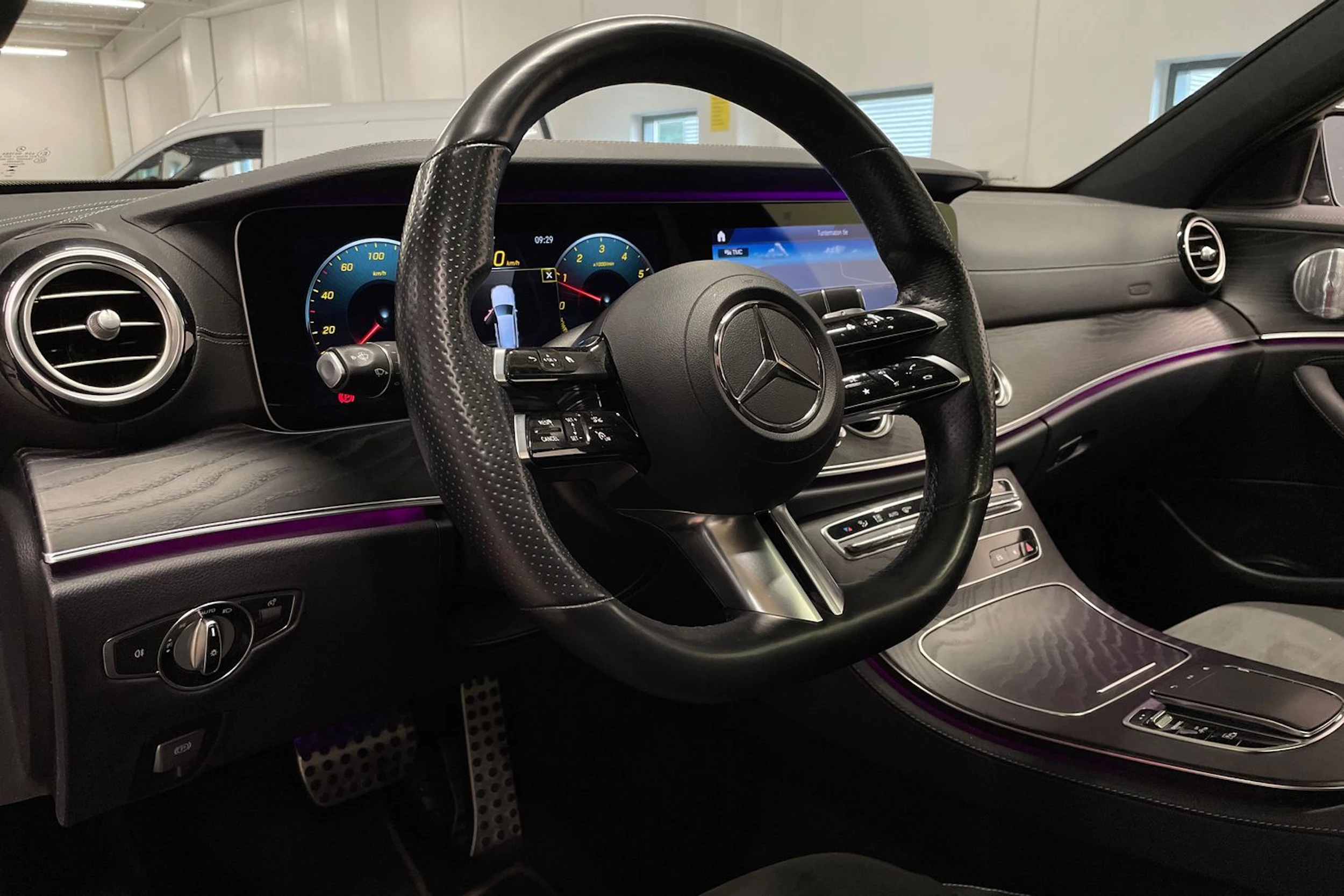 musta Mercedes-Benz E 2021 kuva 28.