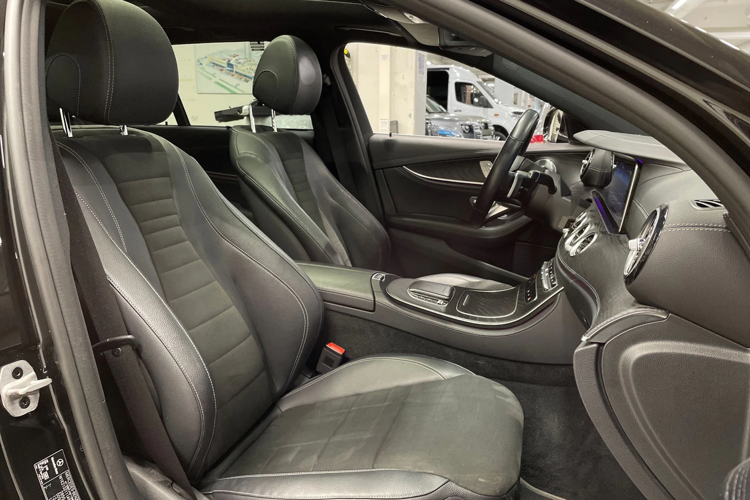 musta Mercedes-Benz E 2021 kuva 29.