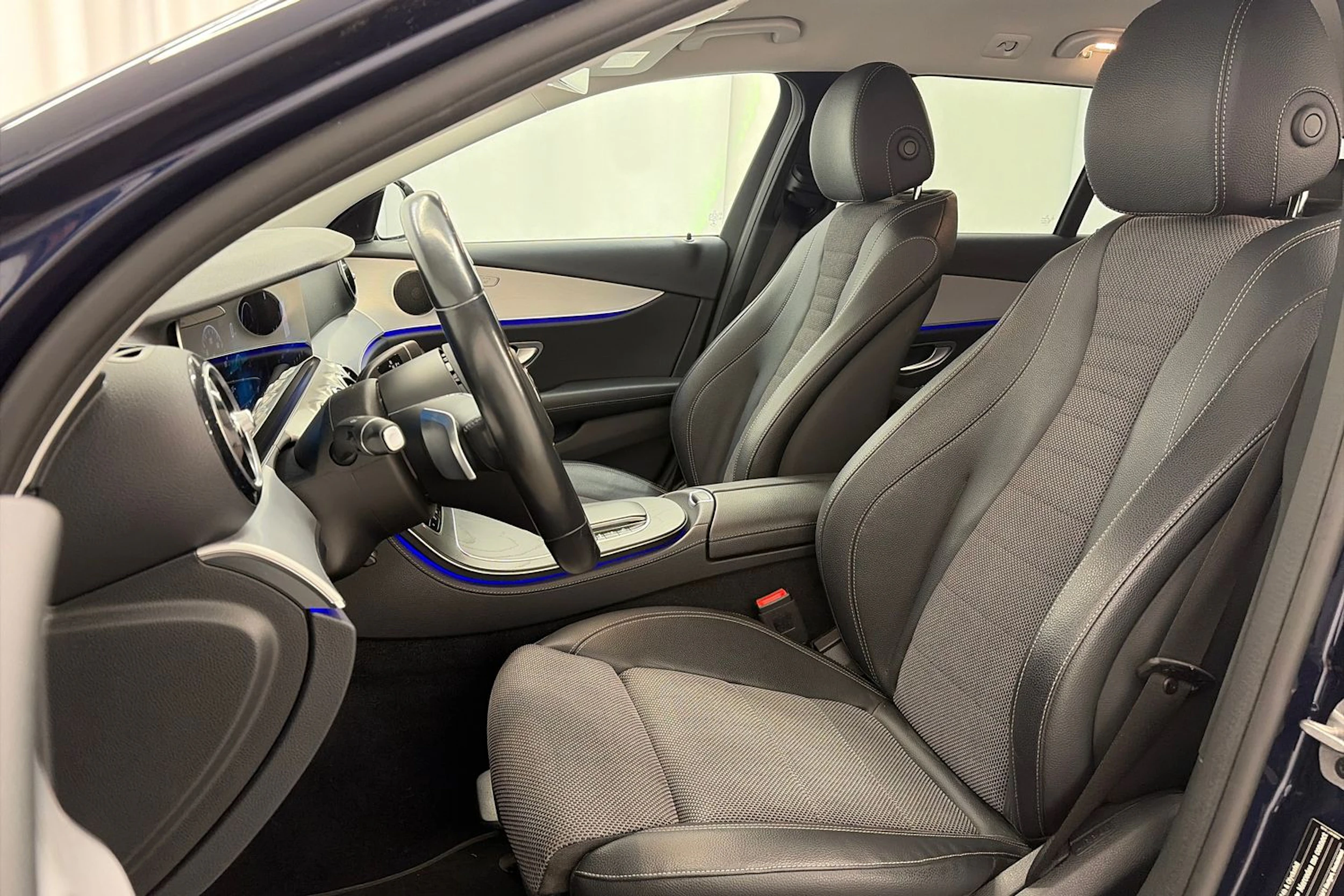 sininen Mercedes-Benz E 2021 kuva 14.