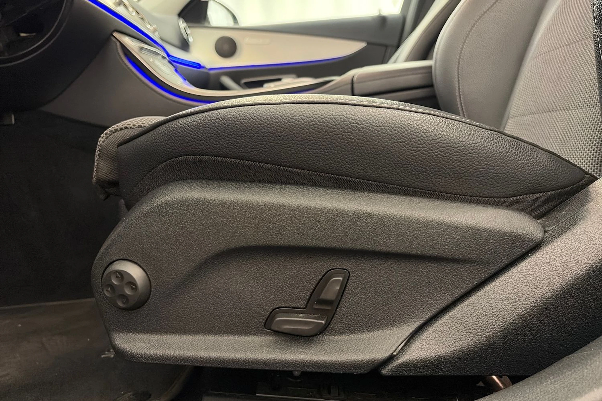 sininen Mercedes-Benz E 2021 kuva 15.