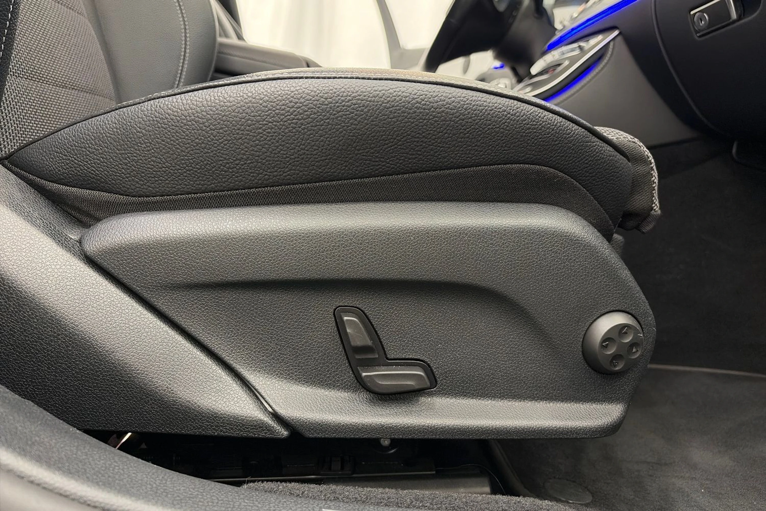 sininen Mercedes-Benz E 2021 kuva 16.