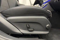 sininen Mercedes-Benz E 2021 kuva 16.