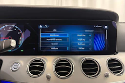 sininen Mercedes-Benz E 2021 kuva 22.