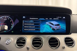 sininen Mercedes-Benz E 2021 kuva 23.
