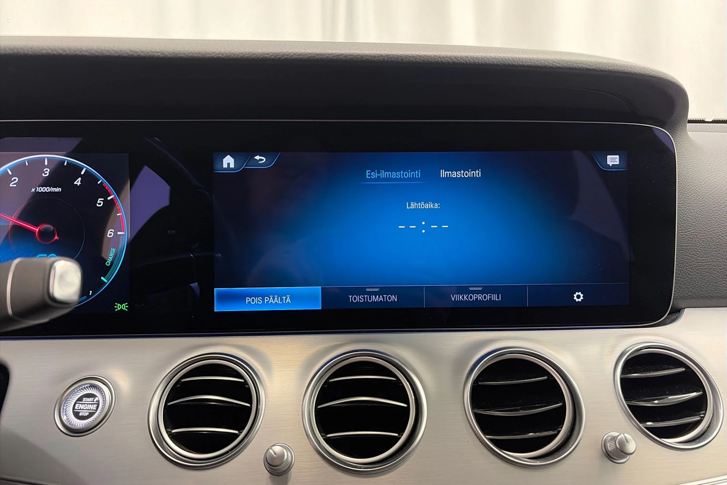 sininen Mercedes-Benz E 2021 kuva 27.