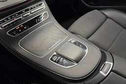 sininen Mercedes-Benz E 2021 kuva 28.