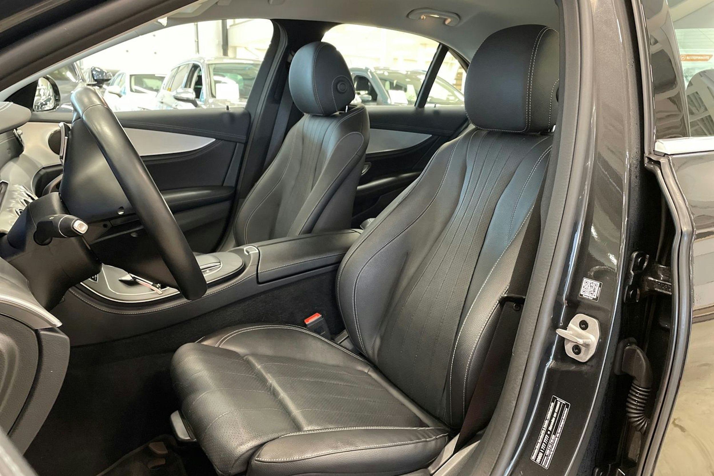 Harmaa Mercedes-Benz E 2021 kuva 14.