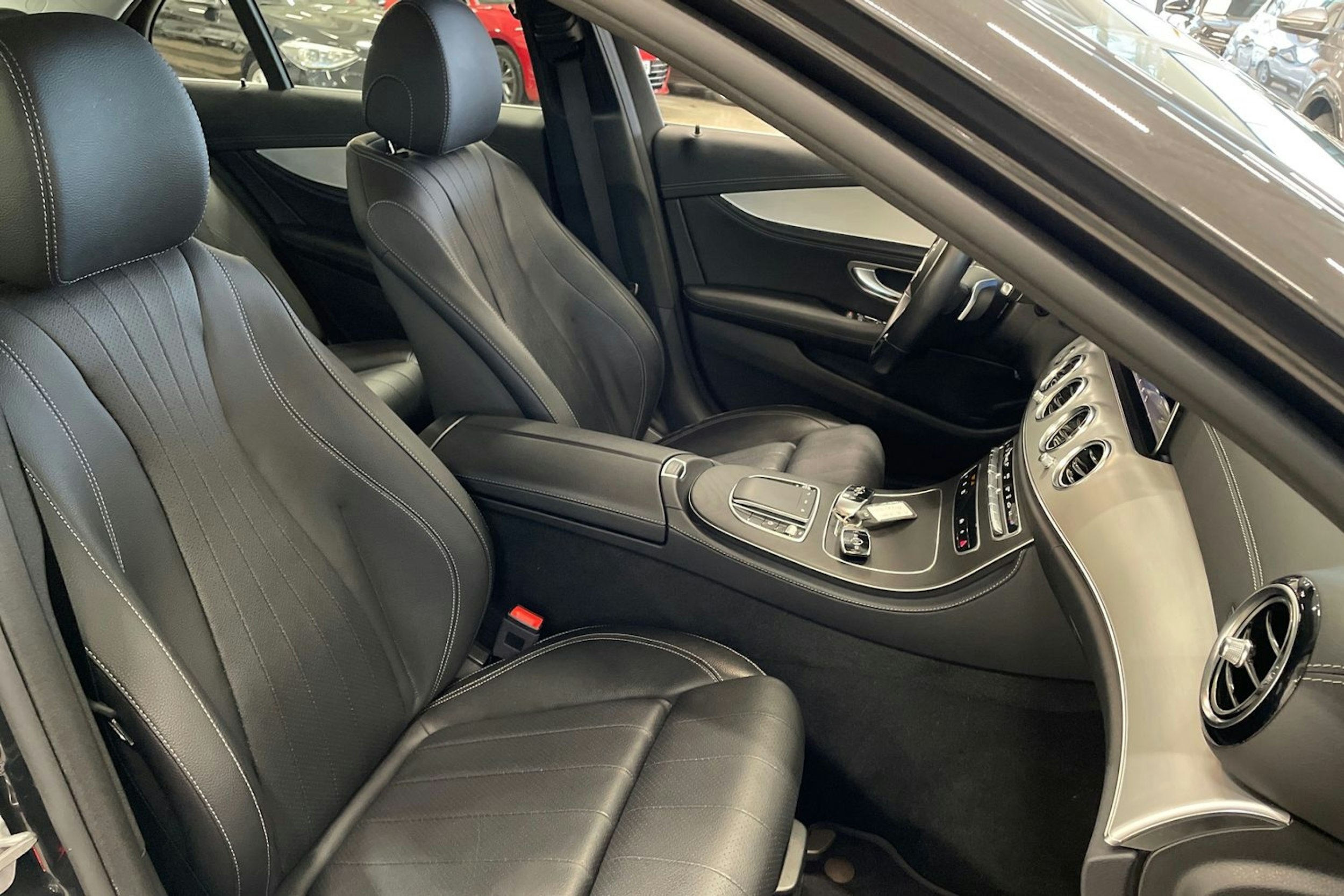 Harmaa Mercedes-Benz E 2021 kuva 16.