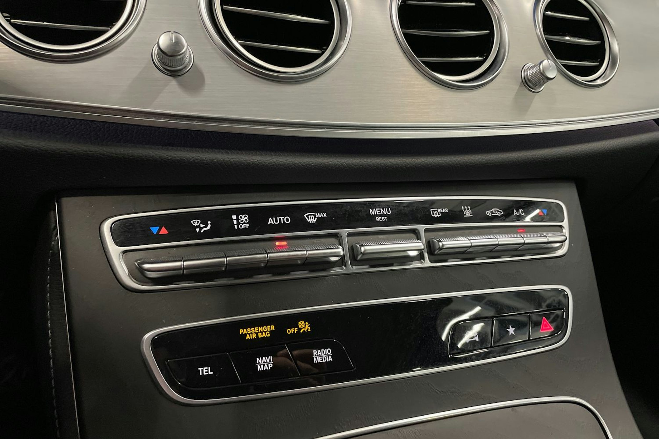 Harmaa Mercedes-Benz E 2021 kuva 37.