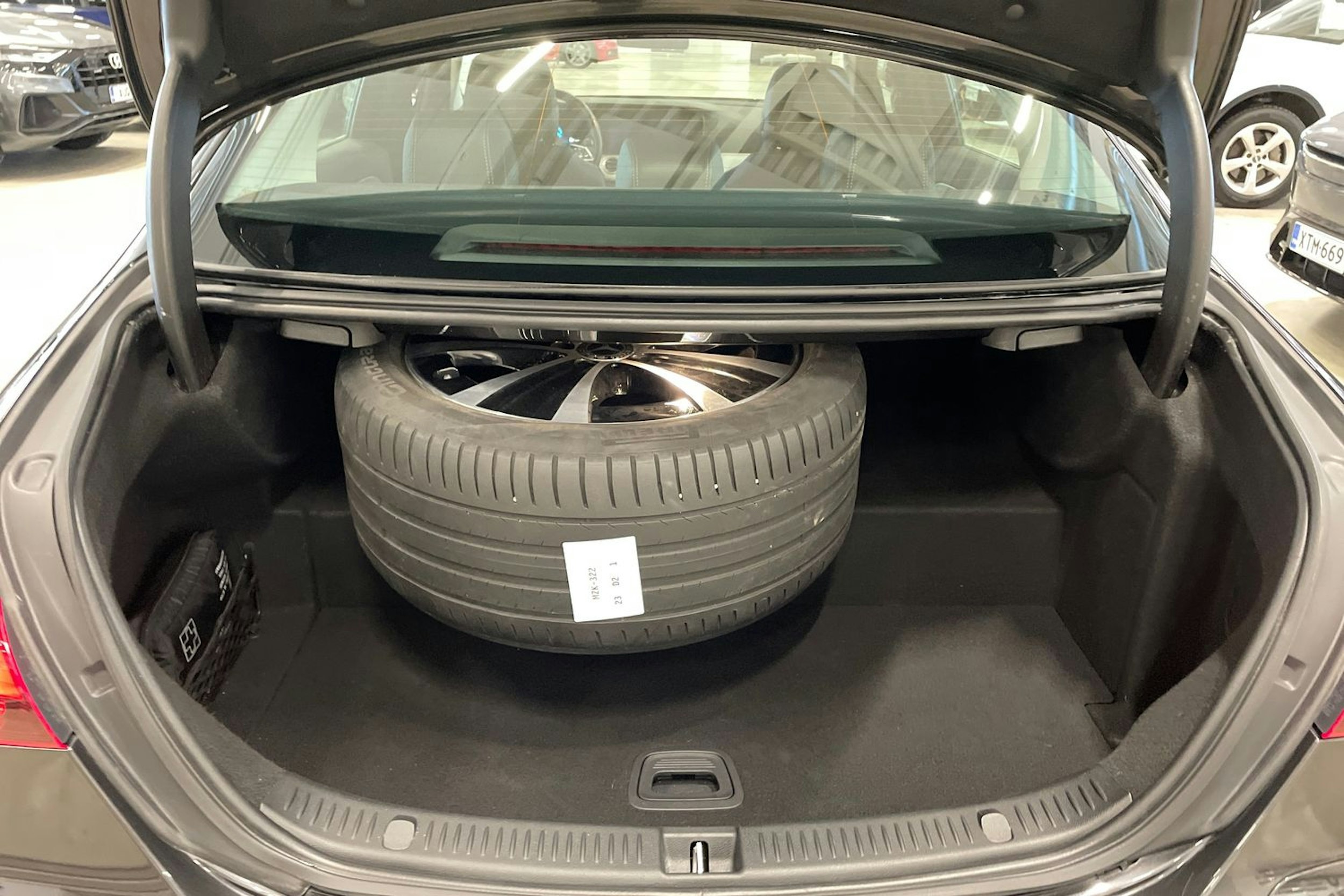 Harmaa Mercedes-Benz E 2021 kuva 43.