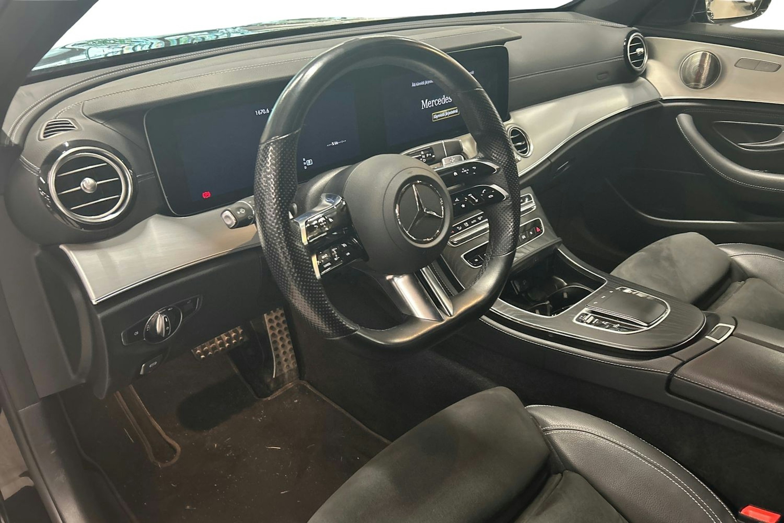 musta Mercedes-Benz E 2021 kuva 3.