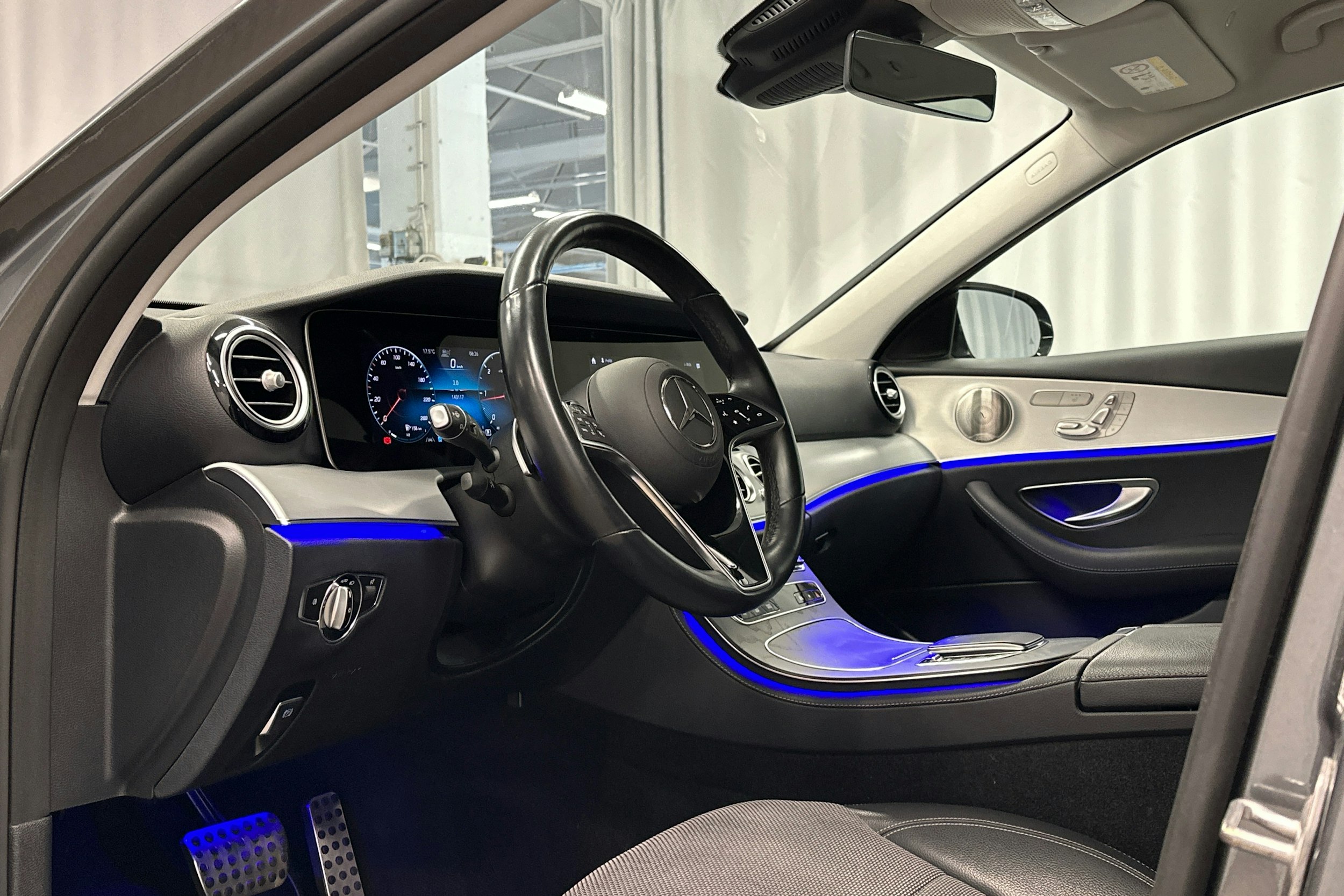 hopea Mercedes-Benz E 2022 kuva 6.