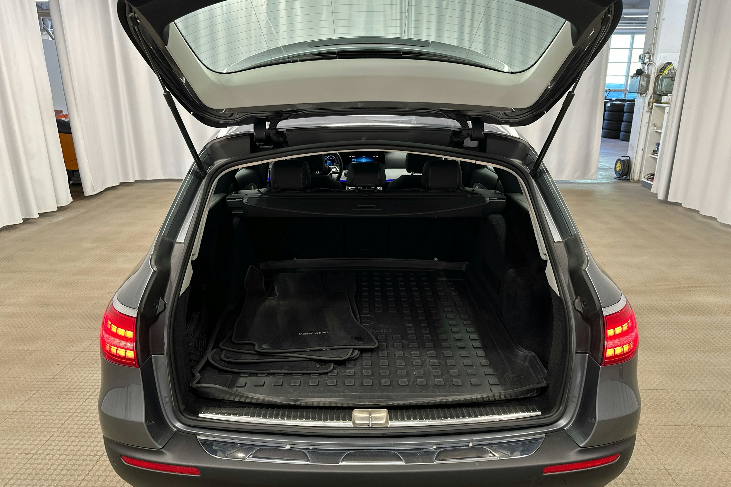 hopea Mercedes-Benz E 2022 kuva 25.