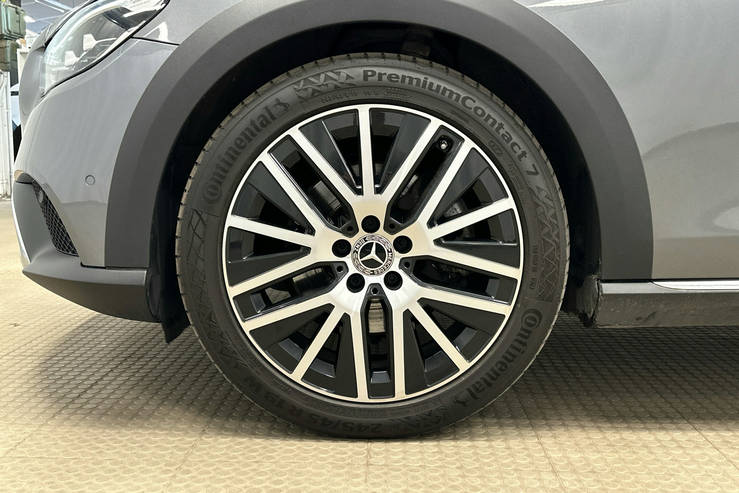hopea Mercedes-Benz E 2022 kuva 28.