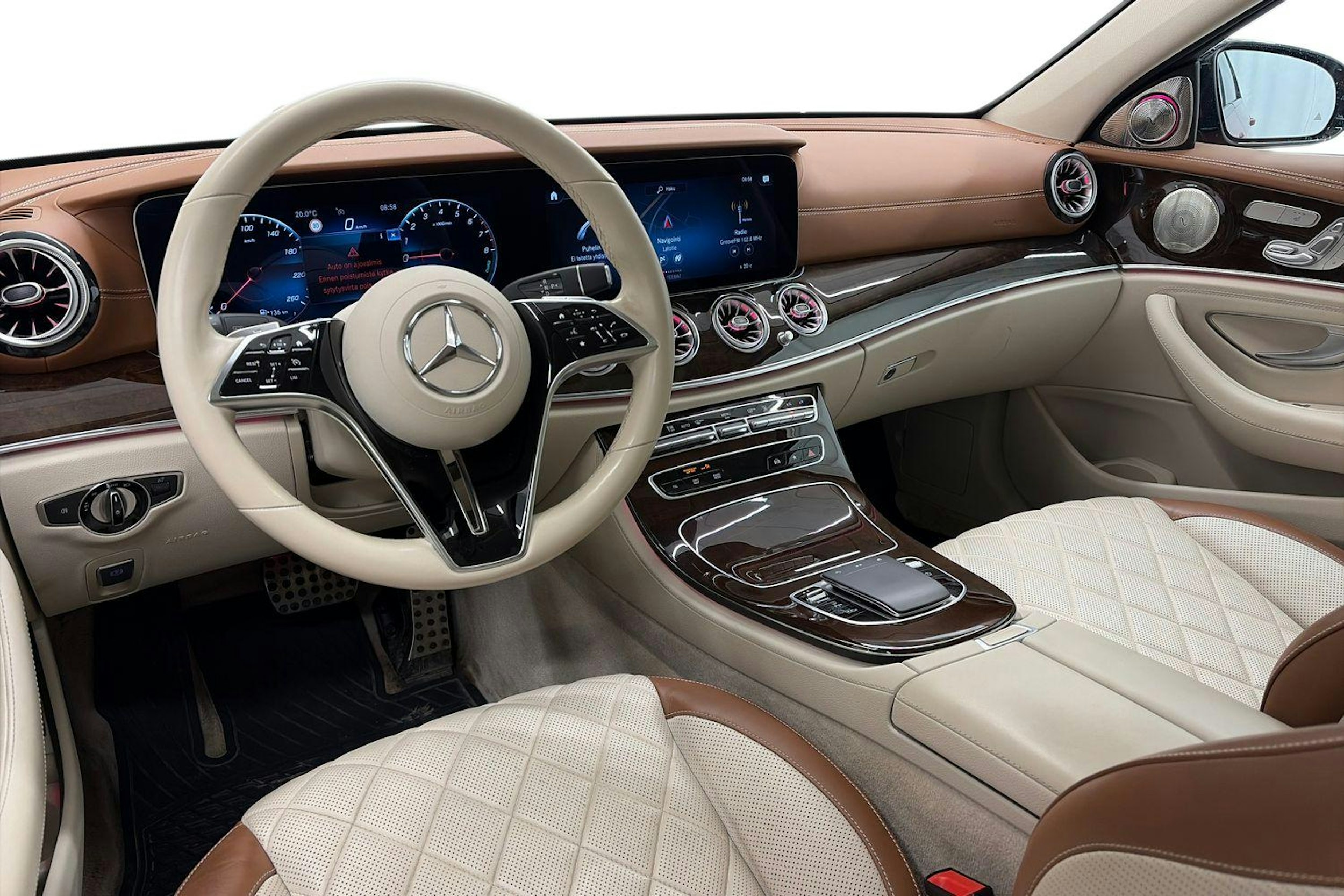 punainen Mercedes-Benz E 2022 kuva 7.