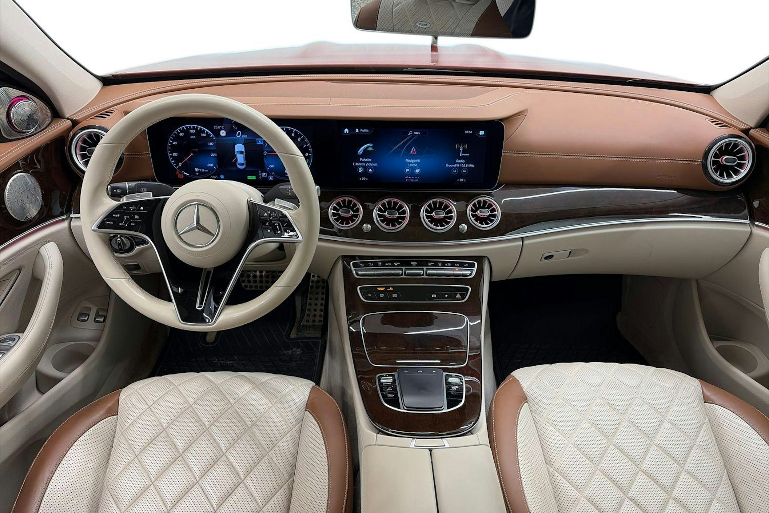 punainen Mercedes-Benz E 2022 kuva 9.