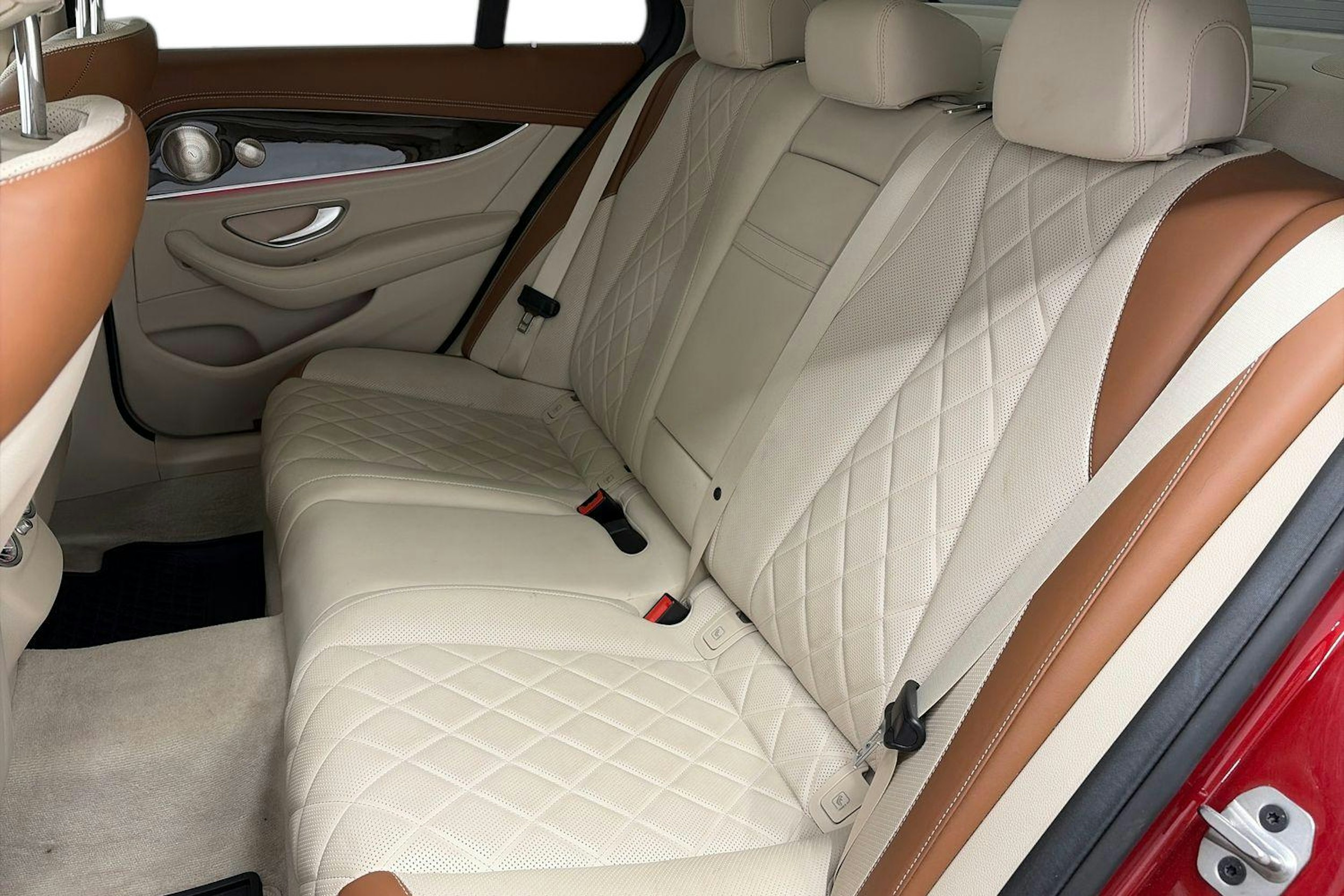 punainen Mercedes-Benz E 2022 kuva 10.