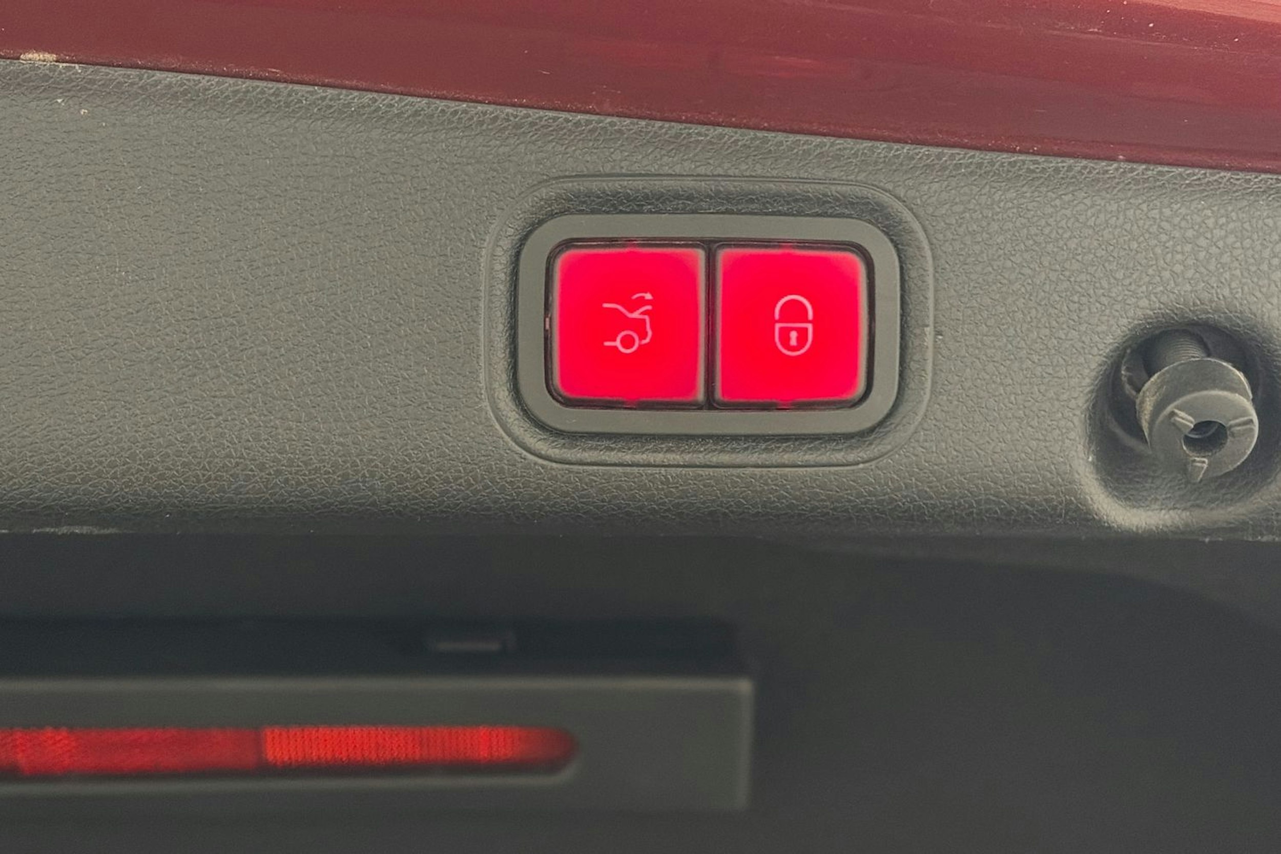 punainen Mercedes-Benz E 2022 kuva 14.