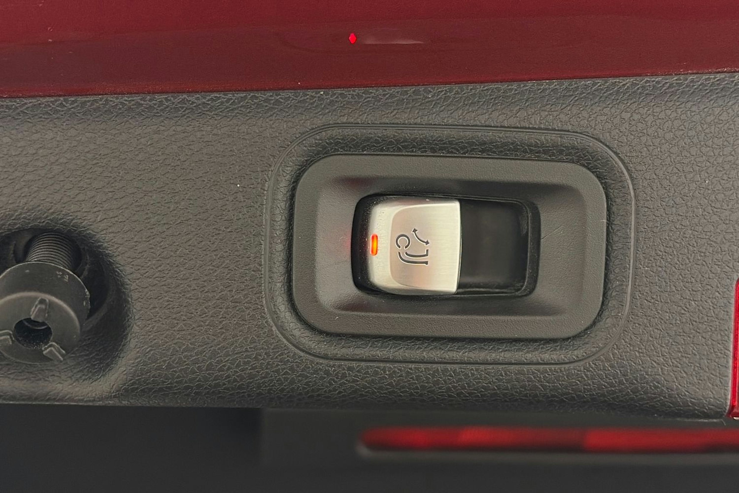 punainen Mercedes-Benz E 2022 kuva 15.